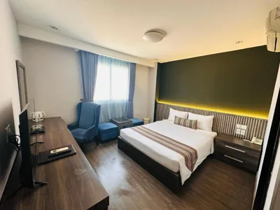 豪华双人房 — Iris Hotel